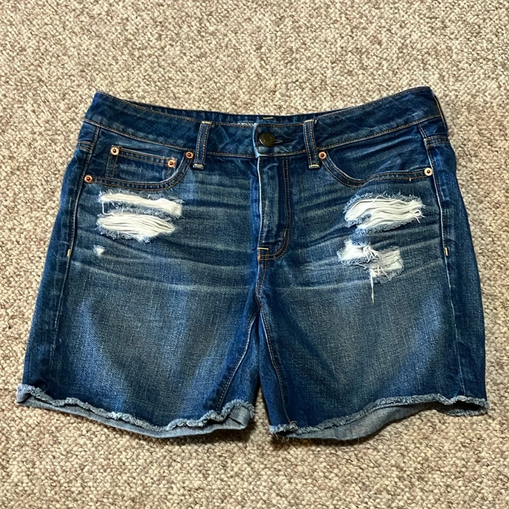 Jean shorts with distressing